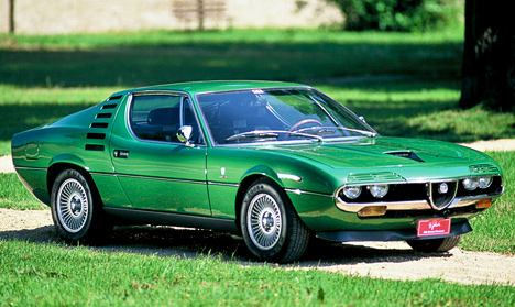 Èíòåðåñíàÿ ìîäåëü Alfa Romeo Montreal ïîêàçàëàñü íà ïóáëèêå âî âðåìÿ àâòîñàëîíà â Ìîíðåàëå â 1967 ãîäó. Ïîä êàïîòîì êóïå ðàñïîëàãàëñÿ 2,6-ëèòðîâûé ìîòîð V8.