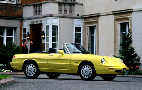 Alfa Romeo Spider - äîëãîæèòåëü ìîäåëüíîãî ðÿäà èòàëüÿíñêîé ìàðêè. Ýòà ìàøèíà âûïóñêàëàñü ñ 1963 ïî 1993 ãîä.