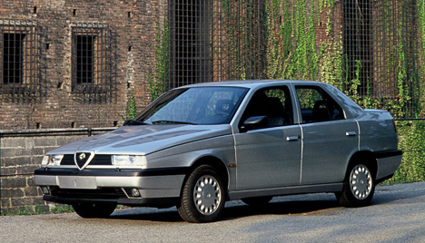 Alfa Romeo 155 - àâòîìîáèëü íîâîé ýïîõè äëÿ èòàëüÿíöåâ. Âûñîêèé óðîâåíü êîìôîðòà ïðè ïîòðÿñàþùèõ äðàéâåðñêèõ êà÷åñòâàõ ïîìîãëè ñîáðàòü ìíîãî÷èñëåííóþ àðìèþ ïîêëîííèêîâ. Ïðîèçâîäñòâî àâòîìîáèëÿ çàêîí÷èëîñü ëèøü â 1998 ãîäó.