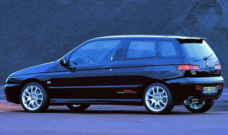 Ìàëåíüêèé êîìïàêòíûé õýò÷áåê Alfa Romeo 145 ÿâëÿëñÿ ñàìîé äîñòóïíîé ìîäåëüþ â ëèíåéêå è ïîëüçîâàëñÿ ïîïóëÿðíîñòüþ â Çàïàäíîé Åâðîïå.