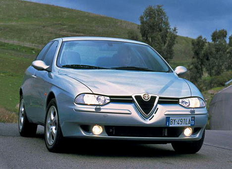 Íà ñìåíó ìîäåëè 155 ïðèø¸ë ñåäàí íîâîãî ïîêîëåíèÿ - Alfa Romeo 156. Åãî áûñòðåíüêî îêðåñòèëè îäíèì èç ñàìûõ êðàñèâûõ àâòîìîáèëåé â ìèðå, è ê îôèöèàëüíûì äèëåðàì ïîâàëèëè òîëïû ëþáèòåëåé ïðåêðàñíîãî.