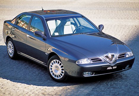 Alfa Romeo 166, ïîæàëóé, ñàìûé ýêñòðàâàãàíòíûé ñåäàí áèçíåñ-êëàññà. Ê òîìó æå, ïî îáûêíîâåíèþ äëÿ ýòîé ìàðêè, 166-ÿ åù¸ è îòëè÷íî ñïîñîáñòâîâàëà âûðàáîòêå àäðåíàëèíà.
