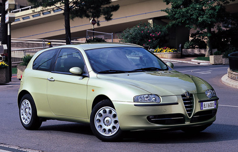Alfa Romeo 147 íå çðÿ ñ÷èòàþò ñàìîé ñïîðòèâíîé ìîäåëüþ ãîëüô-êëàññà. Îòëè÷íóþ äèíàìèêó è âíåøíèé âèä ïîðòèëè ëèøü ðàçãîâîðû î êà÷åñòâå àâòîìîáèëåé ìàðêè Alfa Romeo. Íî ýòî íå ïîìåøàëî åé çàâîåâàòü òèòóë «Àâòîìîáèëü ãîäà-2001».