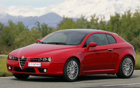 Ïóñòü ïî åçäîâûì êà÷åñòâàì Alfa Romeo Brera óñòóïàåò ìíîãèì èç ñâîèõ êîíêóðåíòîâ, ïóñòü ñòîèò äîñòàòî÷íî äîðîãî, çàòî òàê, êàê ýòî êóïå, íå âûãëÿäèò íèêòî.