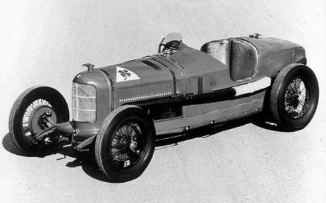 Ïîä êàïîòîì ñïîðòèâíîé Alfa Romeo P2 ðàñïîëàãàëñÿ 8-öèëèíäðîâûé ìîòîð.