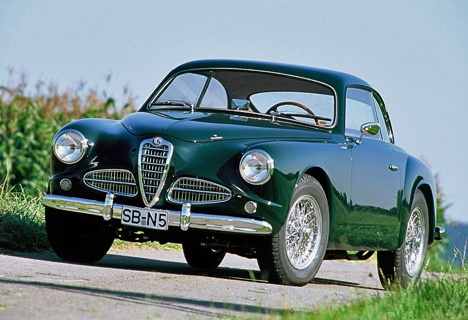 Ìàññîâàÿ ìîäåëü Alfa Romeo 1900 Berlina äåáþòèðîâàëà íà Ïàðèæñêîì àâòîñàëîíå â 1950 ãîäó è çà âðåìÿ ñóùåñòâîâàíèÿ ðàçîøëàñü î÷åíü õîðîøèì òèðàæîì.